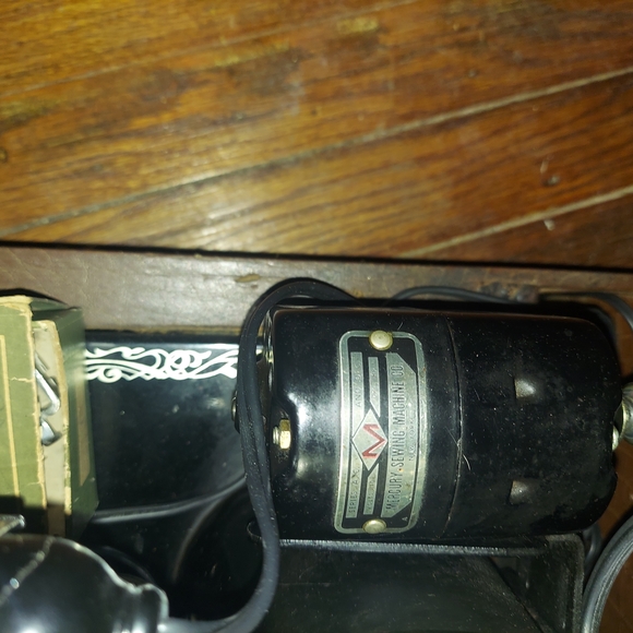 Vintage Black Sewing Machine - Picture 4 of 5